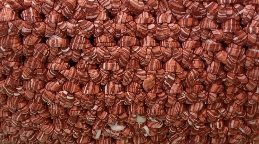 Dettaglio ravvicinato della trama all’uncinetto della borsa terracotta